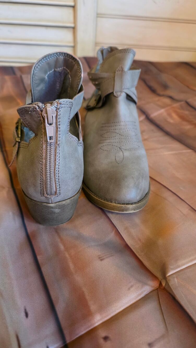 Maurices Taupe Western Buckle Strap Ankle Booties Size 9.5 Gently used